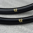 Cerchio in alluminio ROLLCii RDA19RM, 700C strada/pista per freno a pattino, pista frenante nera, vista dettagliata