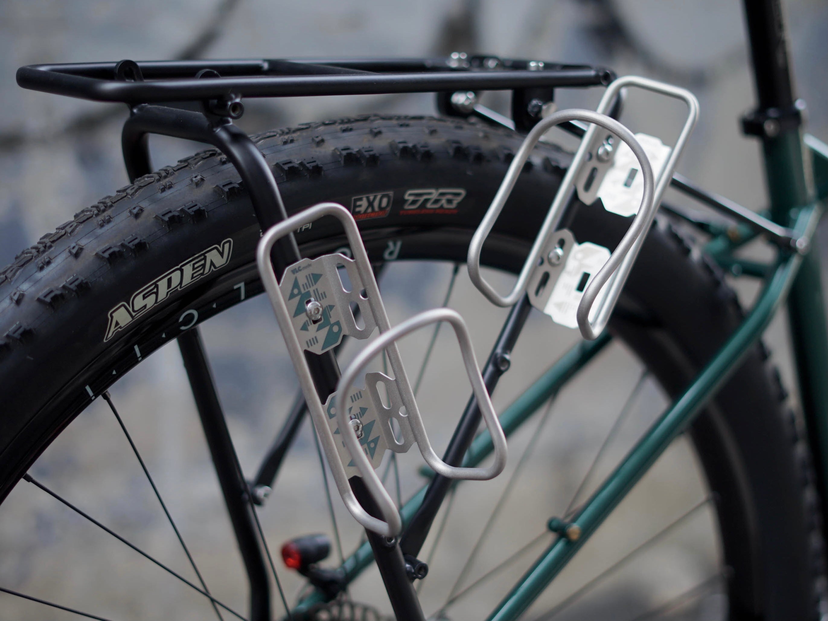 VLCmade WhichWay Titanium Bottle Cage, seitliche Beladung, Ansicht 1