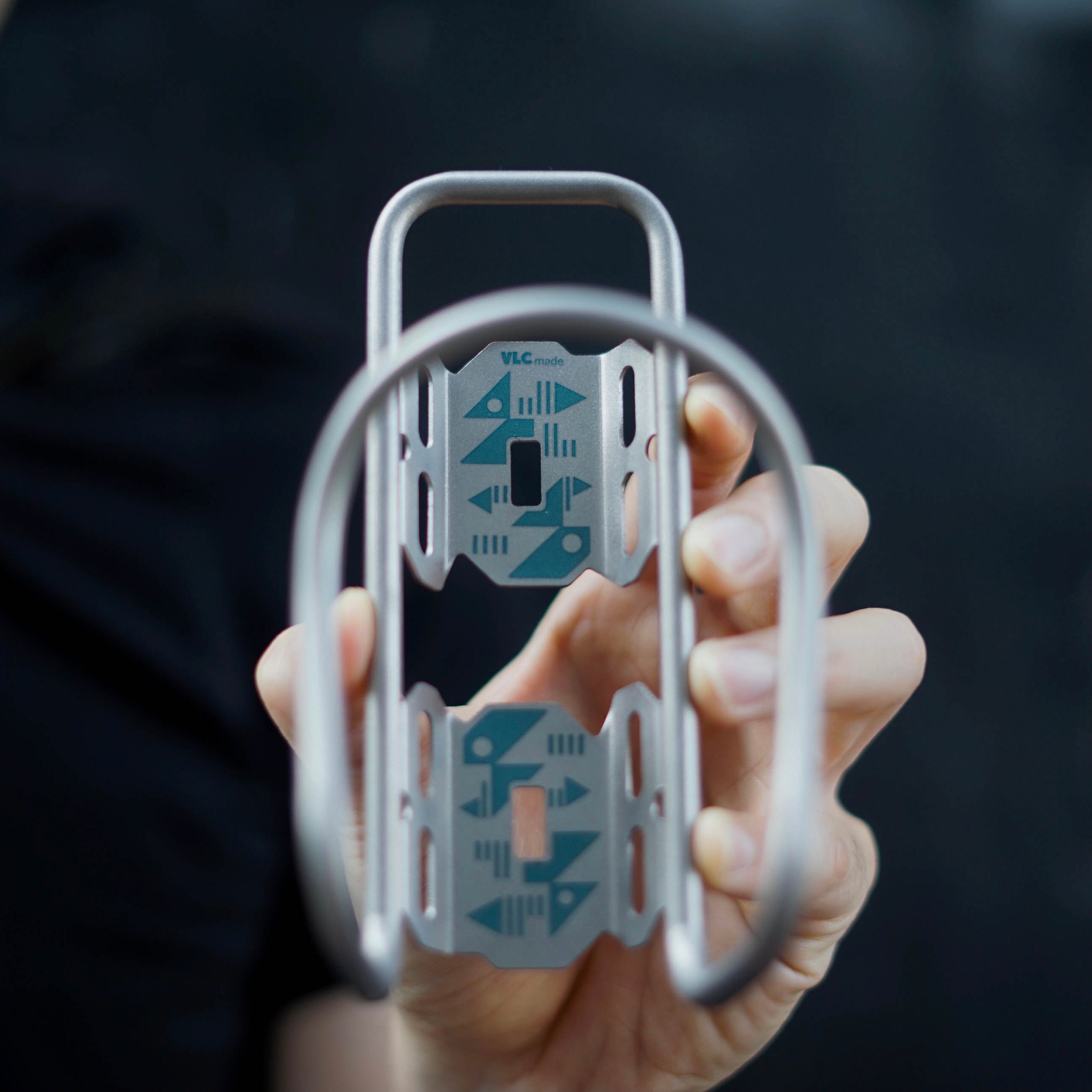 VLCmade WhichWay Titanium Bottle Cage, seitliche Beladung, Hauptansicht